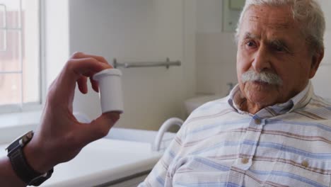 médico examinando a un anciano en un hogar de ancianos