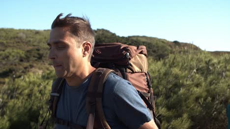 hombre de mediana edad feliz con mochila de campamento