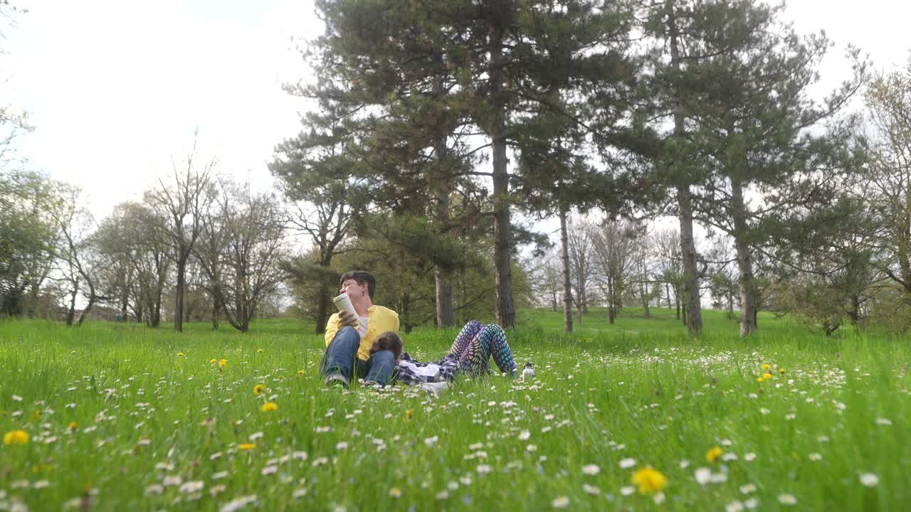 공원에서 휴식을 취하는 부부