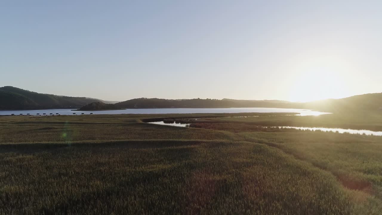 해가 뜨면 바다를 가로지르는 풍경 4k