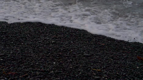 Zeitlupenwellen-An-Einem-Schwarzen-Kieselstrand-In-Der-Abenddämmerung---Kaikoura,-Neuseeland