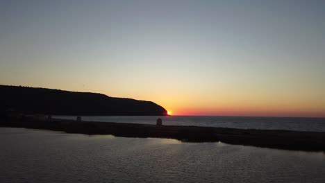 lefkada - toma aérea de la puesta de sol sobre el horizonte del mar