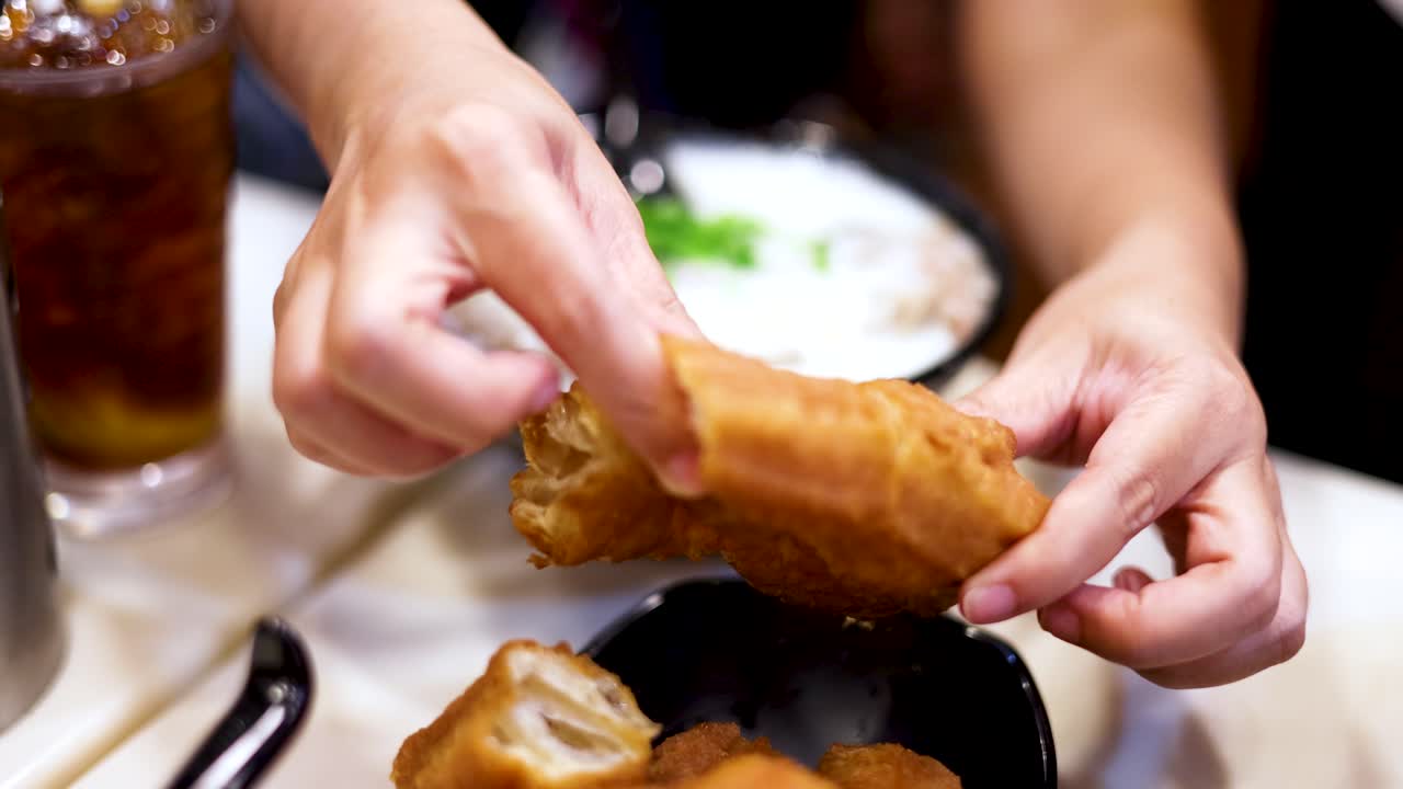 손을 잡고 콩과 함께 중국 페이스트리를 먹는 것