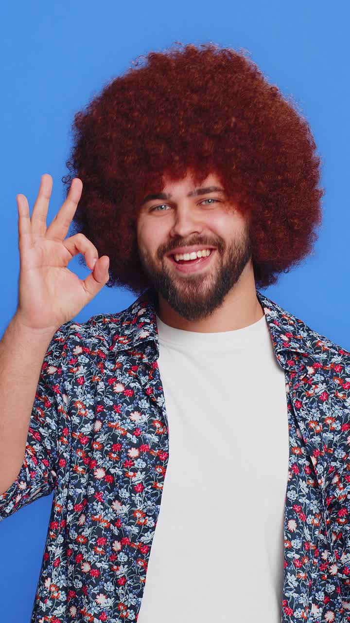 hombre feliz mostrando ok gesto como señal retroalimentación positiva celebrar la victoria aprobar la idea victoria