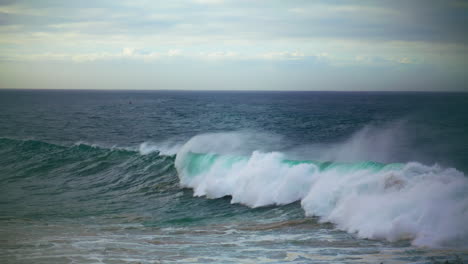 Grandes-Olas-Rompiendo-Olas-En-Vista-De-Drones.-Tormentoso-Océano-Oscuro-Ondulante-Costa-En