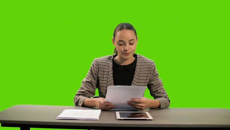 una joven y hermosa presentadora de televisión presenta un programa de noticias de televisión.