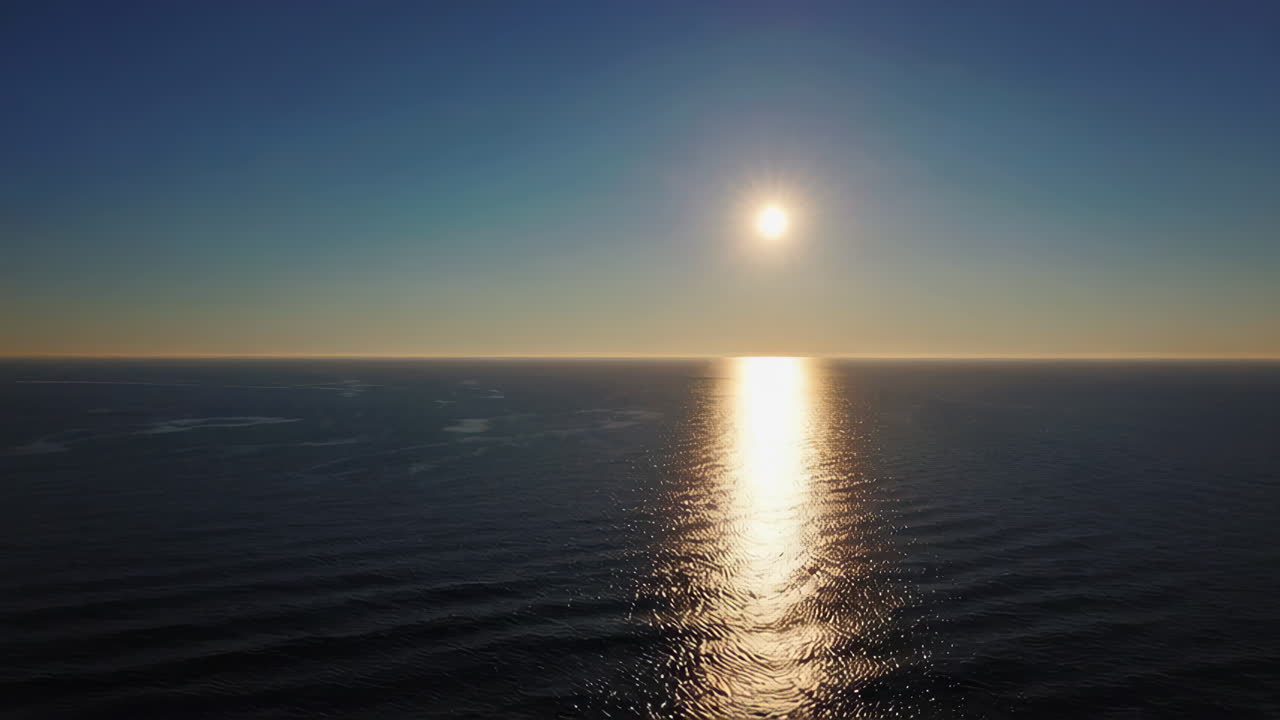 puesta de sol sobre el océano