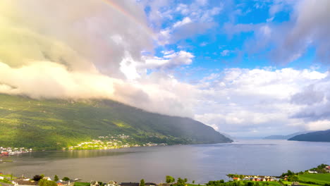 Wolken-Schweben-über-Einem-Norwegischen-Dorf-Im-Fjord,-Entspannende-Aussicht,-Farbenfroher-Himmel