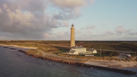 faro de skagen durante la puesta de sol en el extremo norte de jutlandia, dinamarca