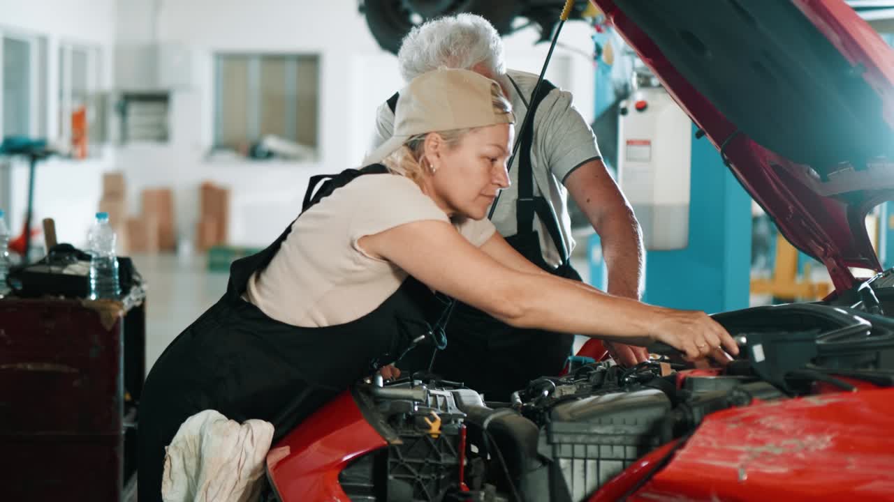 mecánica de automóviles trabajadora femenina que usa llave inglesa para reparar el motor, servicio de automóviles.