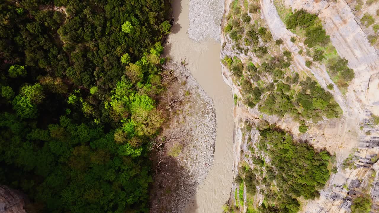 Vista aerea con drone del pittoresco canyon di Osum, scogliere verdi, atmosfera tranquilla