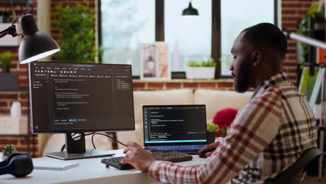 codificador masculino trabaja desde casa escribiendo código en una computadora portátil en una sala de estar moderna