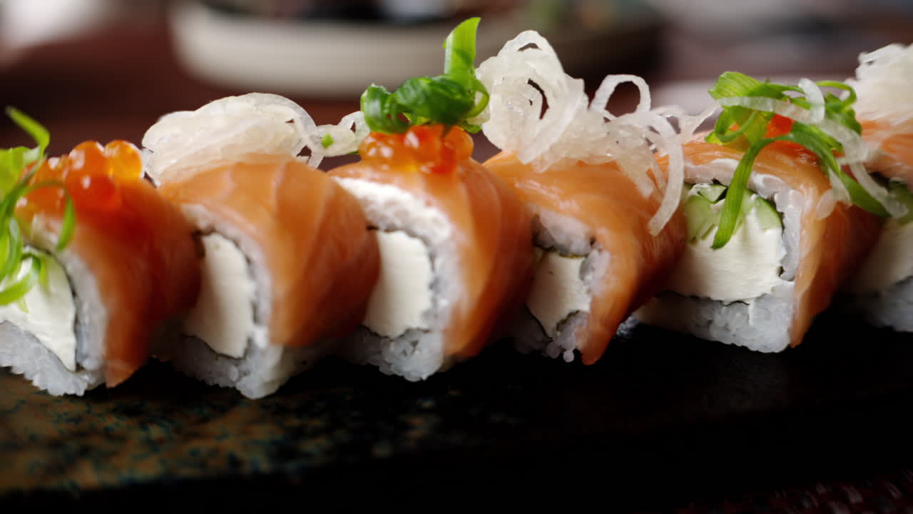 Lähikuva Philadelphia-sushirollista ravintolan pöydällä