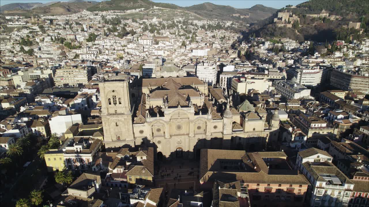 catedral de granada destacándose por encima de la ciudad de granada, españa