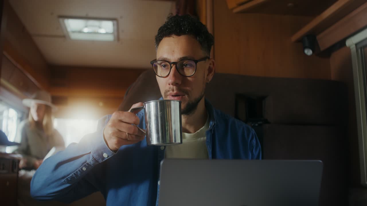 nómada digital trabajando en una caravana