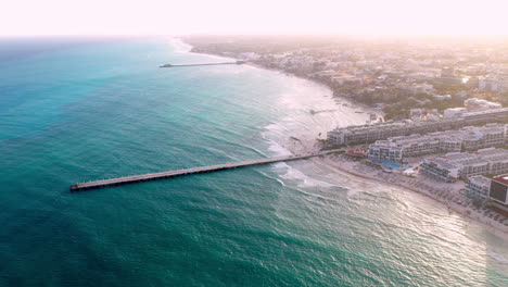 Filmische-Drohnenaufnahme-Des-Piers-Und-Der-Küstenlinie-Des-Resorts-Von-Playa-Del-Carmen-Mexiko