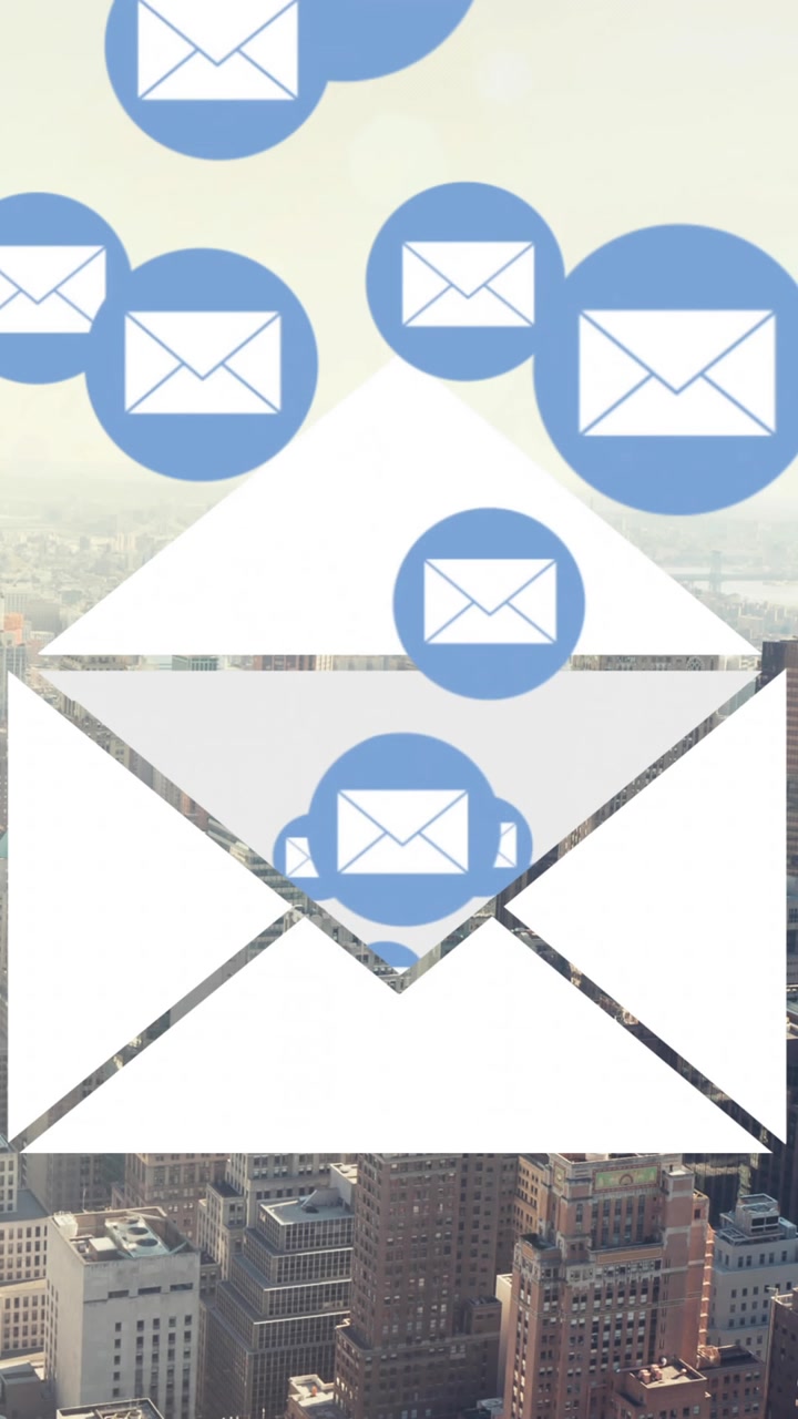 Icone email animate su paesaggio urbano con grattacieli sullo sfondo