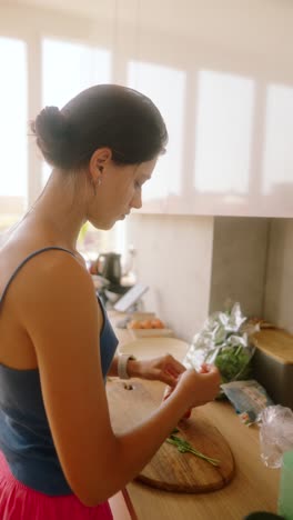 una adolescente cocinando en una cocina