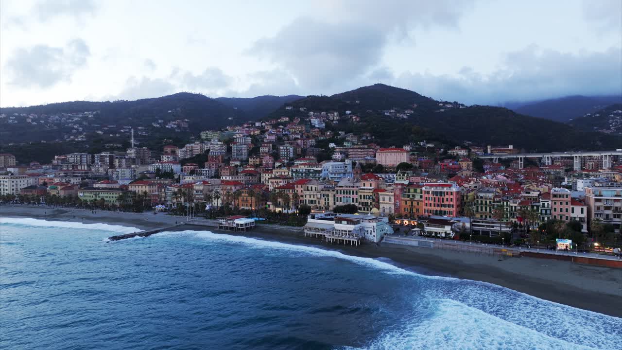 Paesaggio urbano e costa di Varazze in Italia.