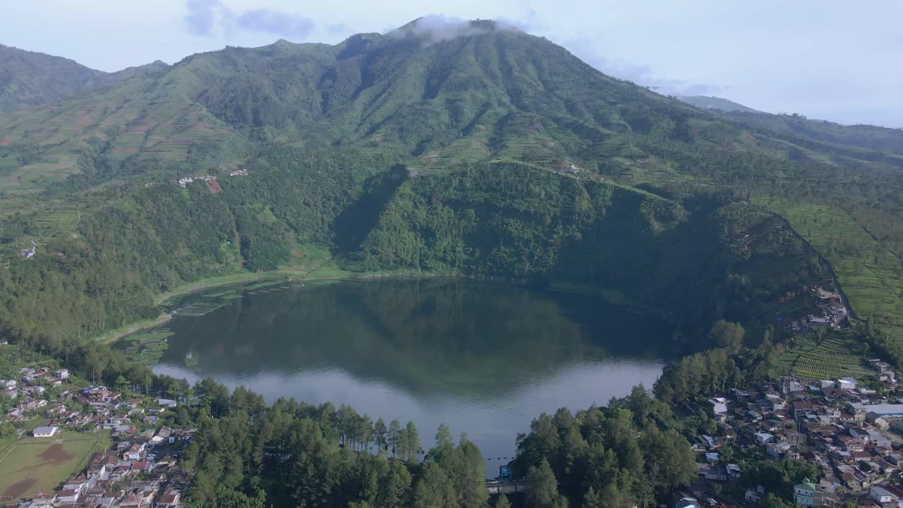 vista aérea de un lago en forma de cráter en una ladera de la montaña, el lago menjer, indonesia
