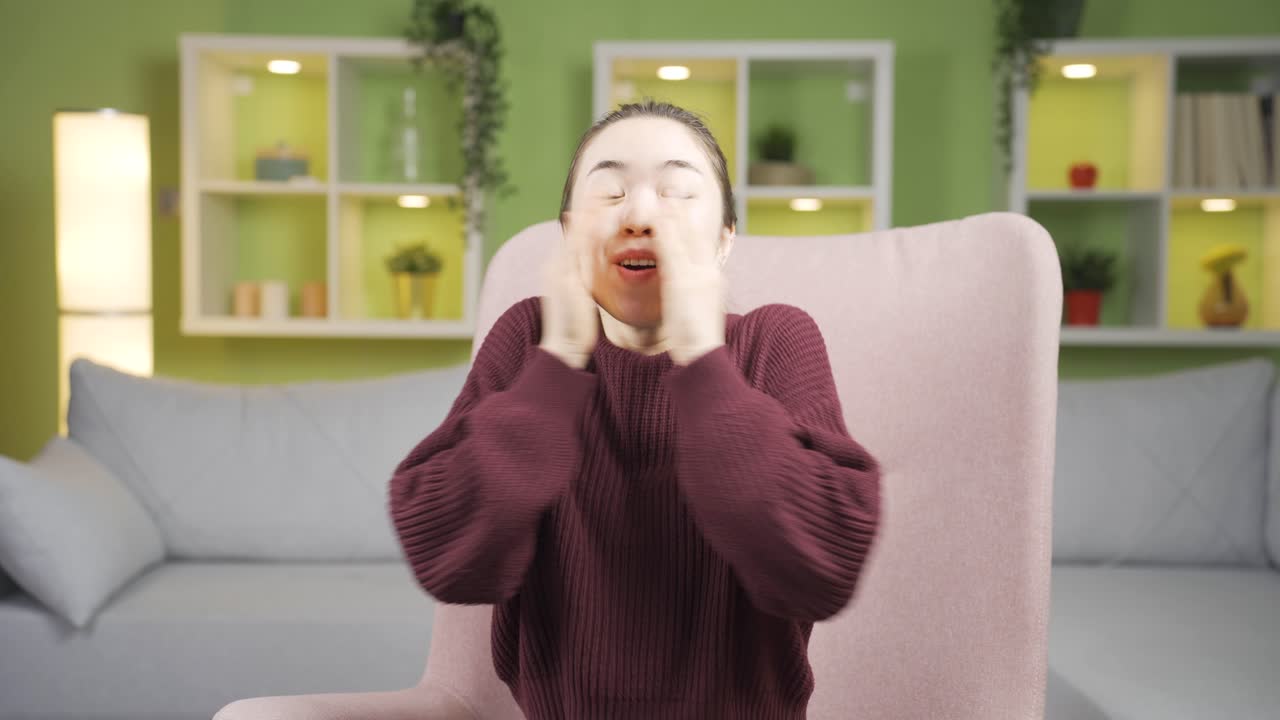 좋은 소식을 듣고 행복하고 유쾌한 아시아 젊은 여성이 당황했습니다.