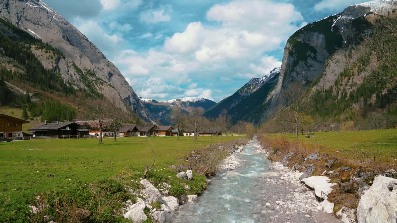 idílico río rissach del cañón de la montaña ahornboden con agua azul fresca que fluye por campos verdes y exuberantes en los alpes bávaros austríacos en engtal