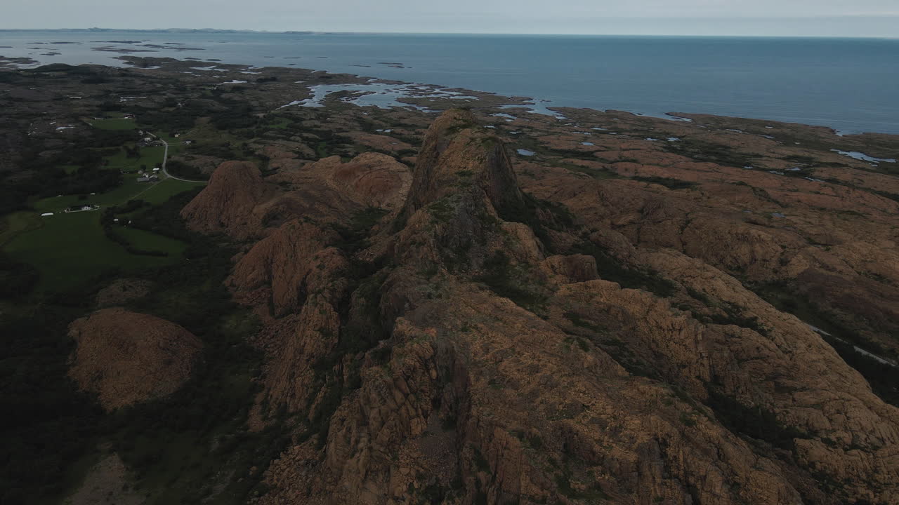 vista panorámica de las formaciones rocosas y el mar en la isla de leka - toma aérea