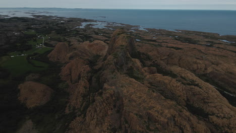 Vista-Panorámica-De-Las-Formaciones-Rocosas-Y-El-Mar-En-La-Isla-Leka---Toma-Aérea