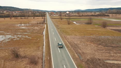 Coche-De-Montaña-Conduciendo-Por-La-Carretera,-Drone-4k-Coloreado