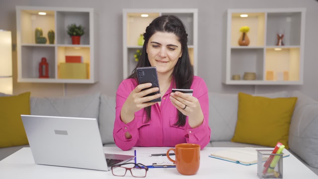 trabajadora de oficina en casa, mujer de compras por teléfono.