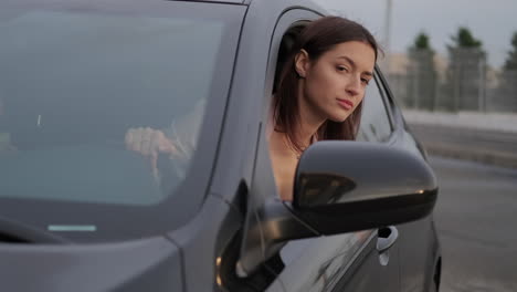 mujer conduciendo un auto
