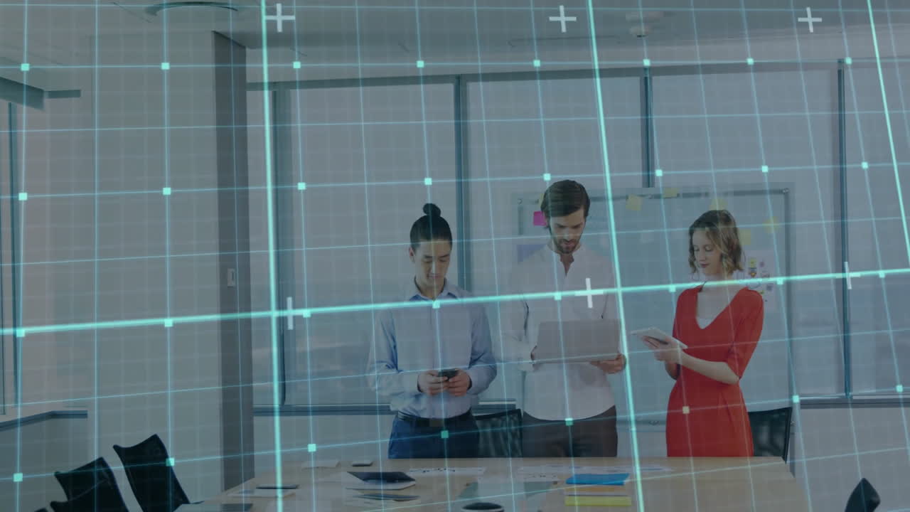 анимация сетки и точек данных над деловыми людьми, использующими устройства в офисе