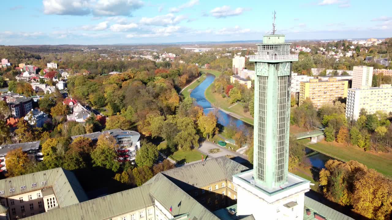 오스트라바 (ostrava) - 체코 오스트라비체 강변에 있는 새로운 시청 시계와 전망대.