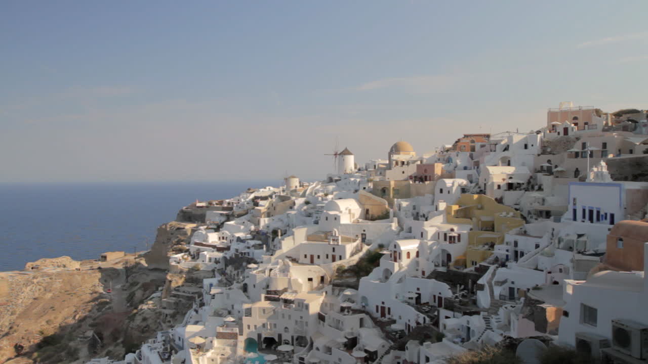 vista de casas de vacaciones y villas en el pueblo de arquitectura tradicional cicládica de oia en santorini, grecia