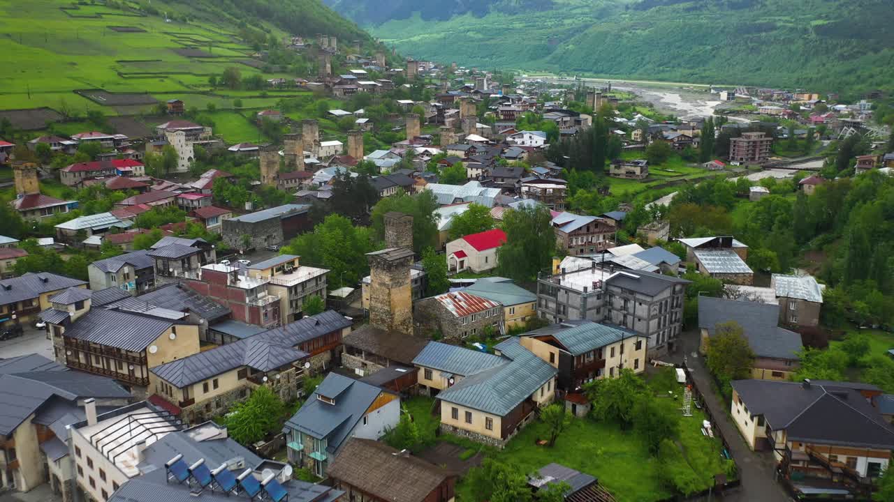 municipio de mestia en zemo svaneti, georgia montañas del cáucaso, toma aérea 4k