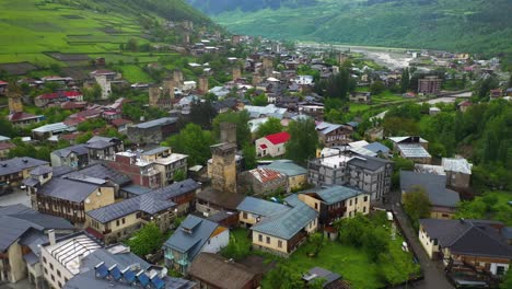 Municipio-De-Mestia-En-Zemo-Svaneti,-Georgia-Montañas-Del-Cáucaso,-Toma-Aérea-4k