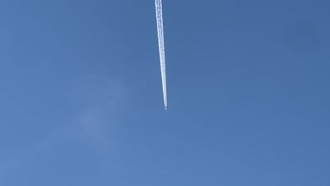 Überfliegendes-Flugzeug-Mit-Weißem-Kondensstreifen-Und-Blauem-Himmel