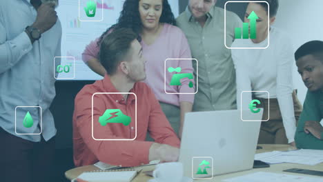 animación de iconos ecológicos y procesamiento de datos sobre diversas personas de negocios en la oficina