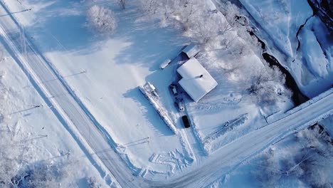 una sola casa pequeña en un hermoso paisaje invernal vista desde un dron