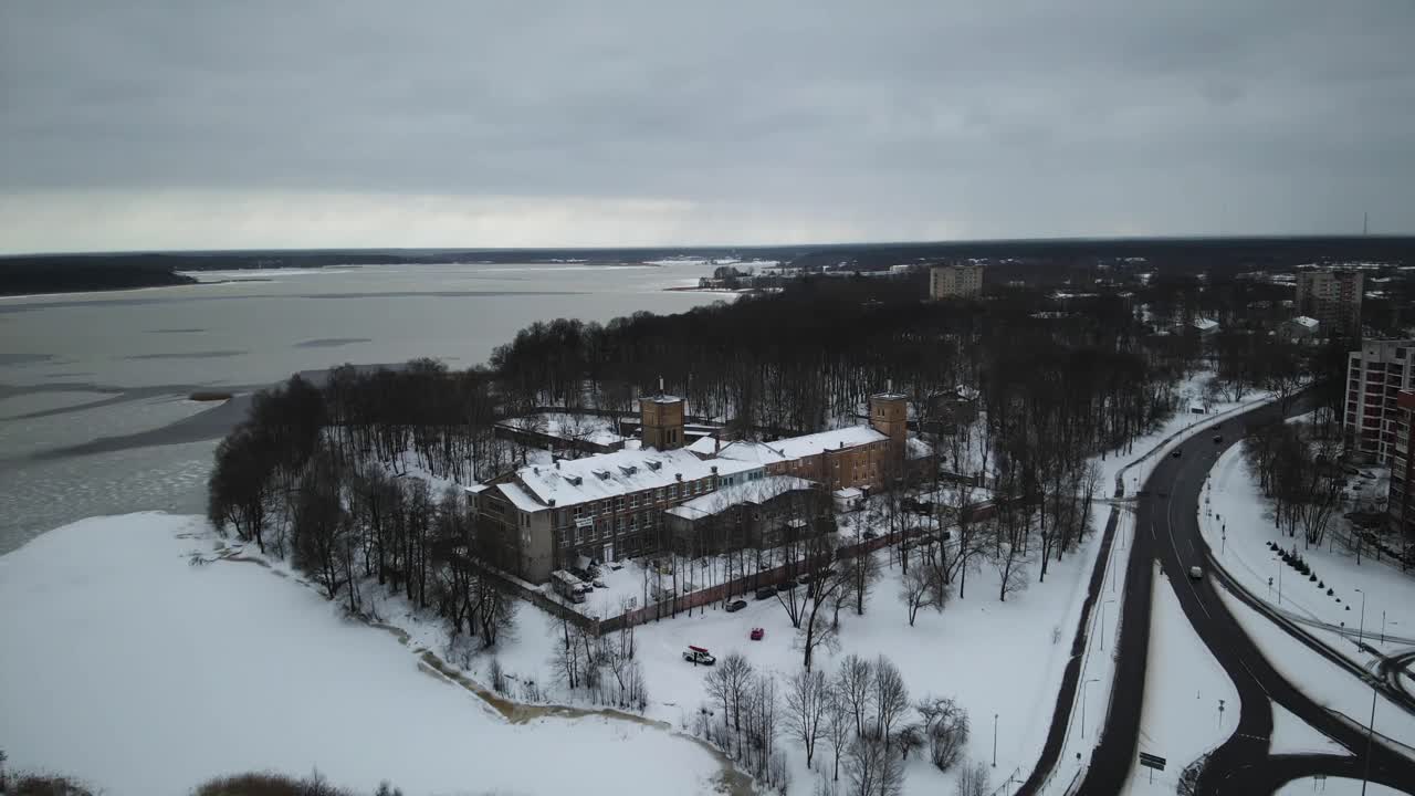 겨울 에 도시 의 주요 도로 에 있는 자동차