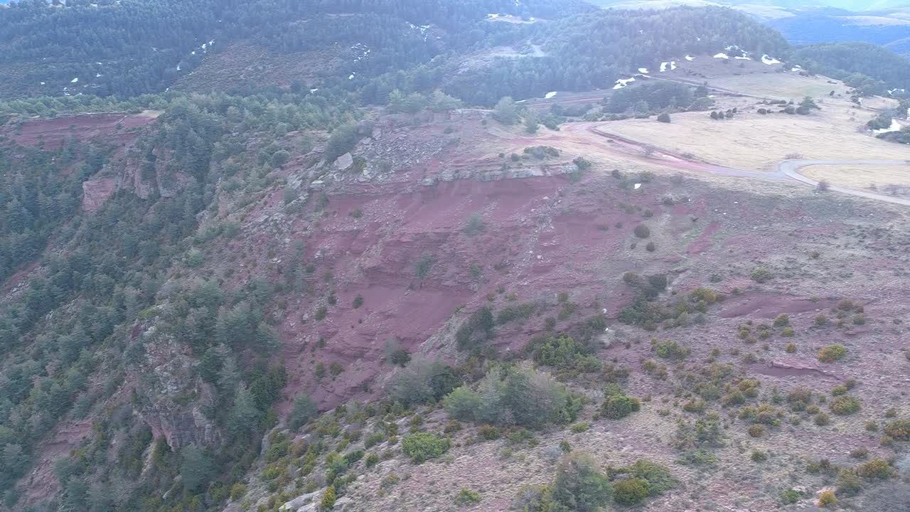 volar sobre los árboles y las montañas de los cerros del cantó