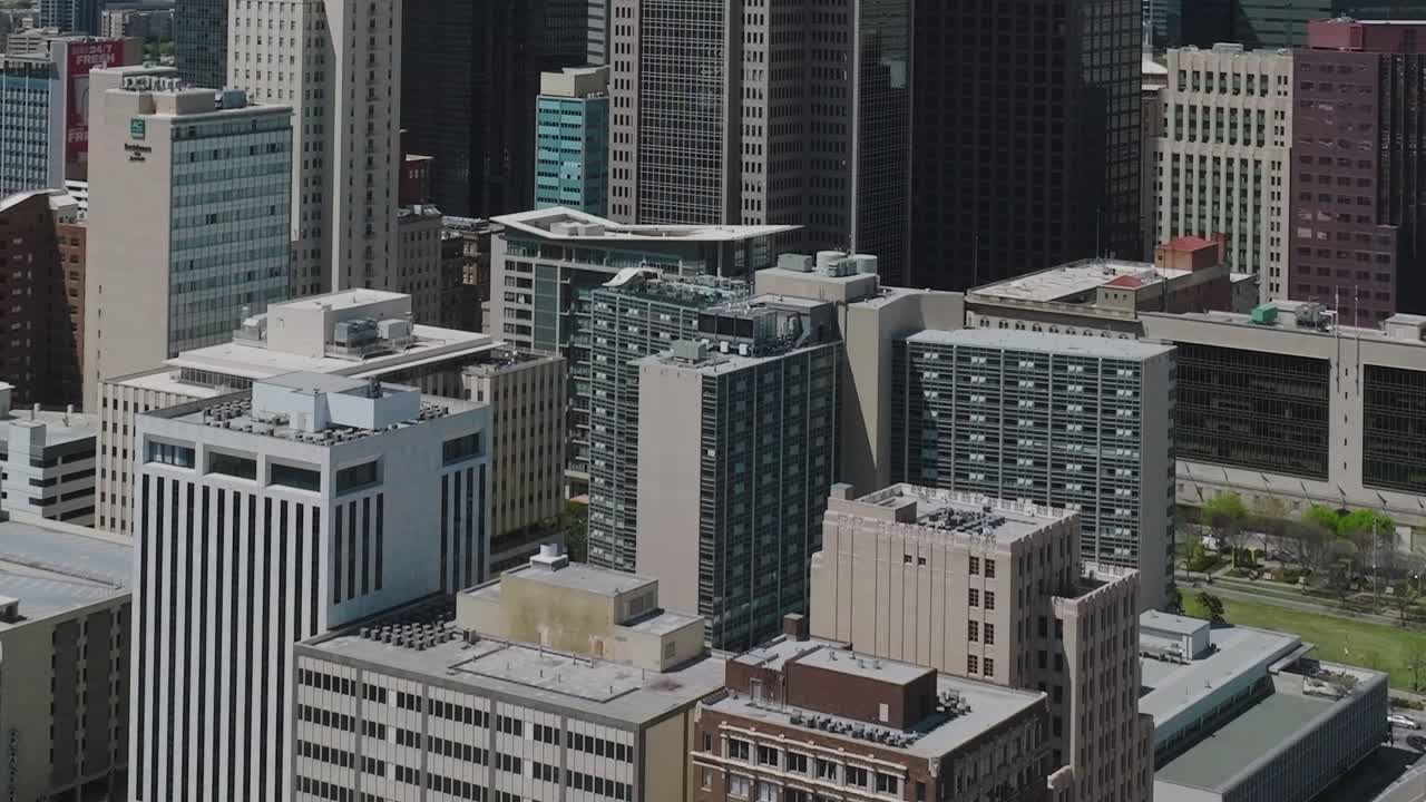 Vista desde arriba de los edificios y calles del centro de Dallas