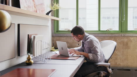 Hispanic-businessman-working-alone-in-an-office,-close-up