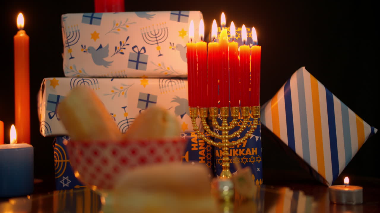 Leuchtende Chanukka-Menora und Geschenke auf dunklem Hintergrund