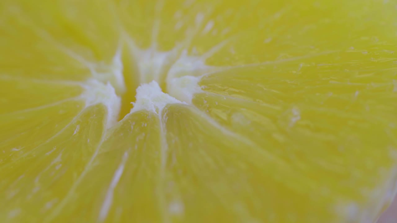 оранжевый круг вращается в полукруге.