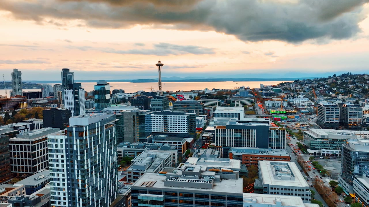 Dramaattisia pilviä roikkuu Seattlen, Washingtonin, Yhdysvaltojen maiseman yllä. Space Needle -torni erottuu taustalla.