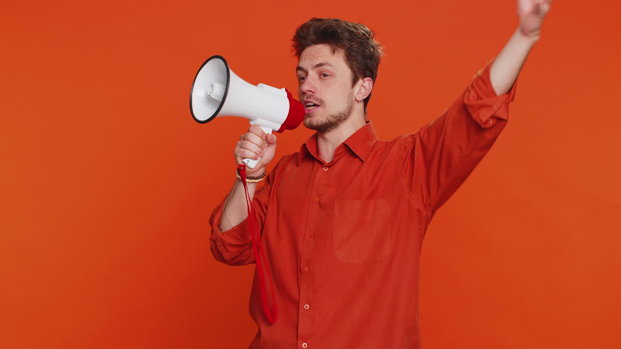 Uomo caucasico che parla con il megafono che proclama notizie ad alta voce che annuncia pubblicità sconti vendita
