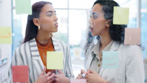 Mujeres-De-Negocios,-Trabajo-En-Equipo-Y-Lluvia-De-Ideas