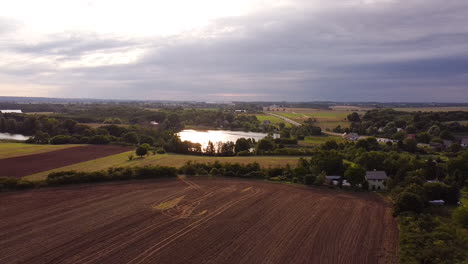 Gewitterwolken-Ziehen-über-Eine-Friedliche-Landschaft