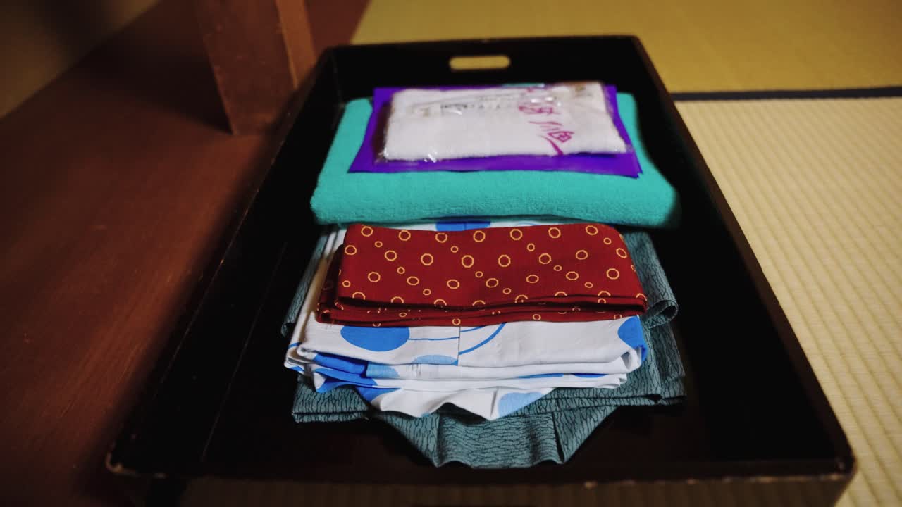 yukata japonés doblado en el ryokan inn, tiro de inclinación cercana 4k